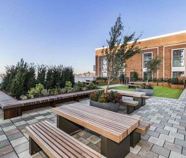 Henshaw Parade The Hyde, Colindale, London, NW9 - Photo 2