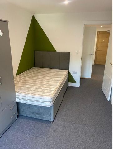 1 bedroom in a flat share to rent - Photo 2