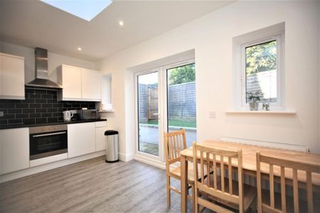 5 bedroom semi-detached house to rent - Photo 4
