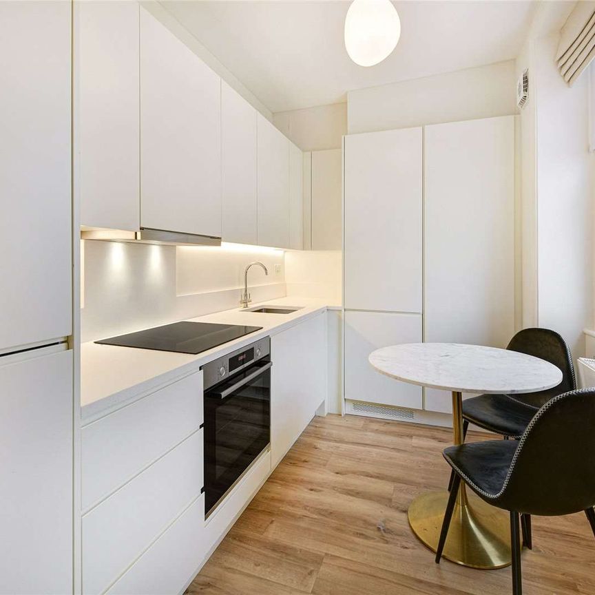 A beautiful studio apartment on this prestigious garden square in the heart of Prime South Kensington. - Photo 1