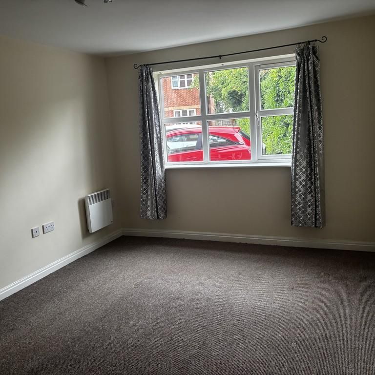2 bedroom ground floor flat to rent - Photo 1
