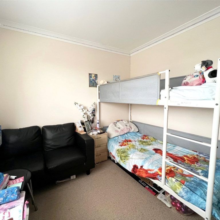 2 Bedroom Flat / Apartment - Winchester Road, Southampton - Photo 1