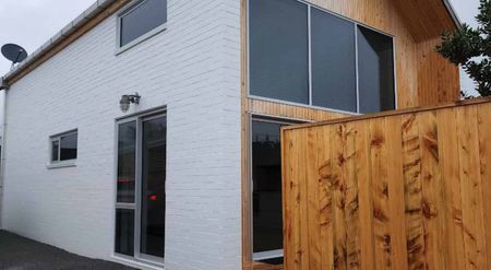 Executive Townhouse, Central Location - Photo 2