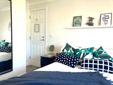 Highbridge Close Room 4 - Photo 5