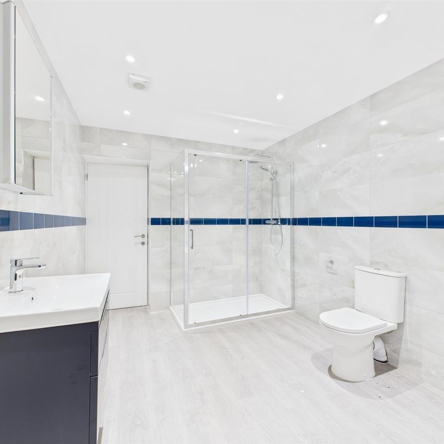 Old Hollow, Worth, Crawley - Photo 1