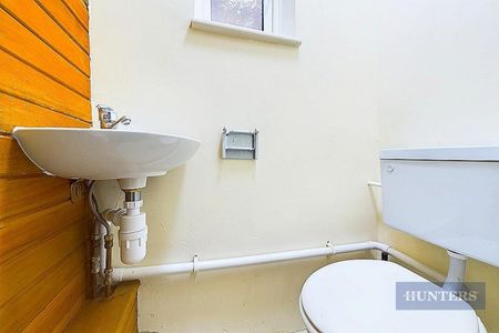 5 bedroom House To Let - Photo 2