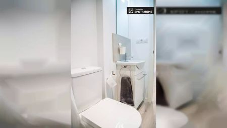 Single Bed in Bright rooms to rent in 5-bedroom apartment in Burjassot - Photo 3