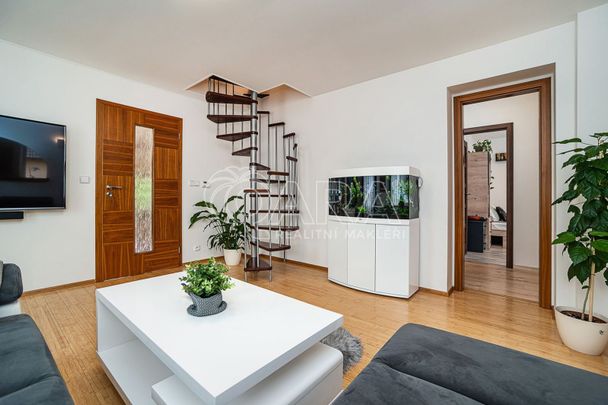 Pronájem bytu 5+1 a více 105 m² - Fotografie 1