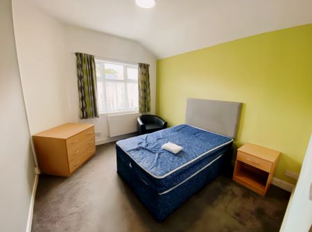 5 bed Room 5 - Photo 2