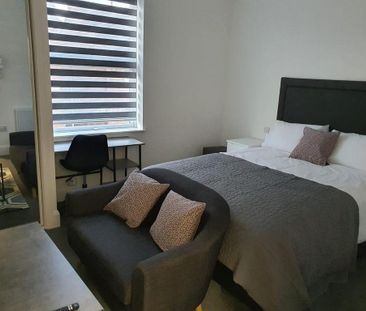 1 bedroom in a house share to rent - Photo 1