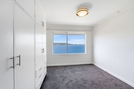 Stunning 2 Bedroom Apartment with Water Views - Photo 5