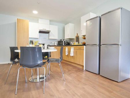 1 bedroom in a flat share to rent - Photo 5