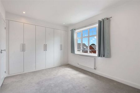 An attractive 3 / 4 bedroom semi detached town house in Bushey, offered unfurnished and available end of October. - Photo 2