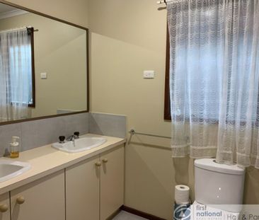 A perfect family home, walking distance to Endeavour Hills shopping... - Photo 5