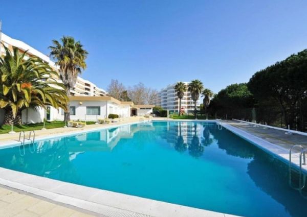 Apartamento T2 sem móveis situado no Alto da Barra em Oeiras