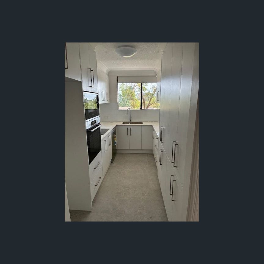 BEAUTIFULLY RENOVATED 2- BEDROOM APARTMENT IN PRIME LOCATION - Photo 1