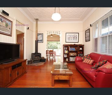 Gorgeous Renovated Queenslander in Convenient Location - Photo 2