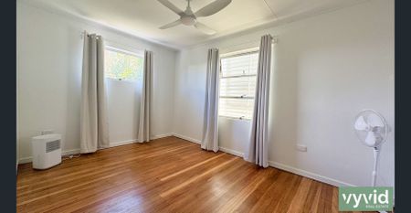 Freshly painted three bedroom home - Photo 4