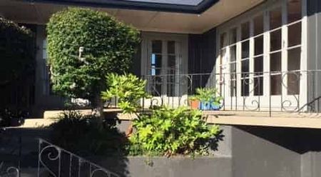 3 Bedroom, 2 heatpumps, garage, sunny BBQ area - Photo 5