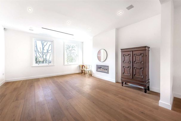 A stunning newly refurbished 4 bedroom apartment set over two floors - Photo 1