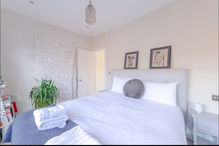 1 Bed Flat, Castellain Road, W9 - Photo 3