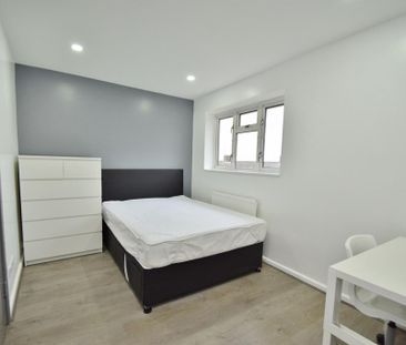 4 bedroom semi-detached house to rent - Photo 4