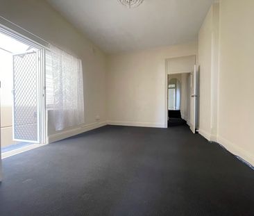 Oversized neat and tidy 2-bedroom shop top flat - Photo 3