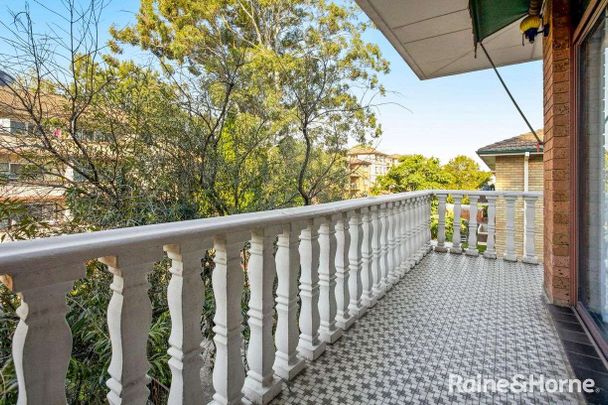 2 BEDROOM APARTMENT MOMENTS AWAY FROM HURSTVILLE STATION - Photo 1