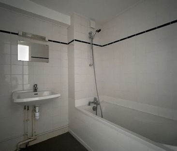 Location Appartement 4 pièces 77m² LA ROCHE SUR YON 85000 - Photo 5