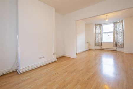1 bed Flat To Let - Photo 2