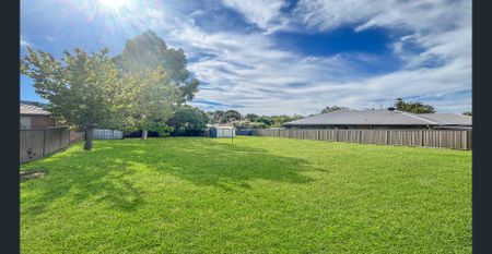 Spacious 4 Bedroom Family Home - Photo 4