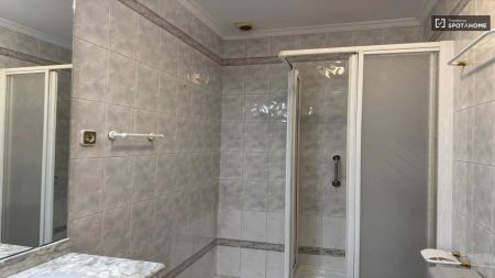3-bedroom apartment for rent in Moscardó - Photo 3