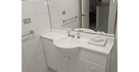 Fully furnished 2 bedroom apartment on level 21 opposite World Tower with indoor heated pool, jacuzzi, sauna, gym, squash, billiards and table tennis. - Photo 5