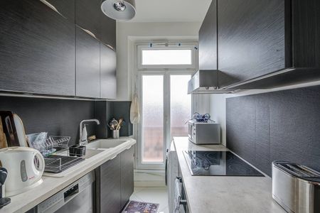 Appartement 3 pièces de 63 m² situé au 4ème étage avec ascenseur - location meublée - Paris 6ème : rue Clément - marché Saint-Germain - Photo 3