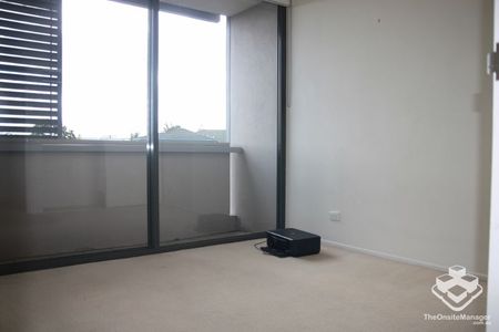 SPACIOUS 2 BED + 2 BATH APARTMENT LOCATED IN THE BEST BUILDING OF SOUTH BRISBANE WITH UNIQUE LAYOUT - Photo 4