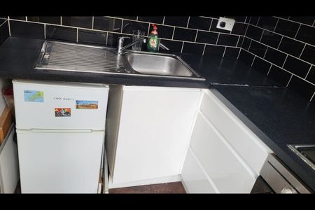 Studio Flat, Commercial Road, E14 - Photo 4