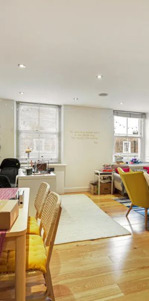 2 bedroom flat in Earls Court - Photo 1