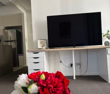 Full furnished 3 bedder in quiet yet convenient location - Photo 1