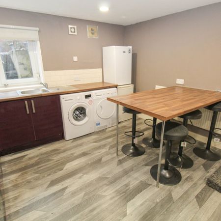 6 bedroom terraced house to rent - Photo 3
