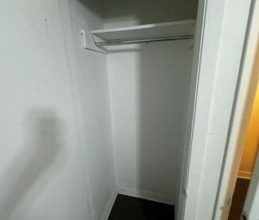 GHETTO MCGILL- 3 1/2 ENSOLLEILLÉ - 1 CHAMBRE FERMÉE - Photo 2