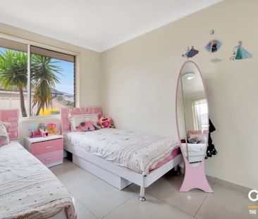 Spacious Three Bedroom Home with a Lock up Garage! - Photo 3