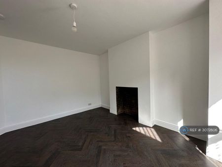 3 bedroom flat to rent - Photo 4
