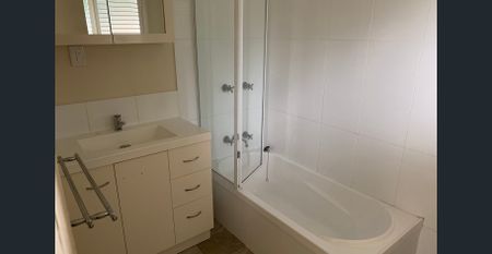 2 bedroom unit, metres from East Ipswich Primary, buses and shops. Refurbished Unit and available in November! - Photo 5