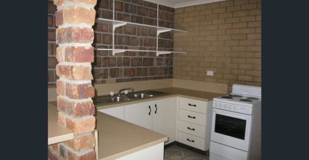 Neat & Low-Maintenance 2 Bedroom Unit - Mt Warren Park - Photo 3