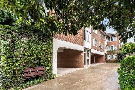 8 / 6 Byron St, Elwood - Photo 3