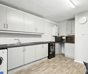1 bedroom in a flat share to rent - Photo 3