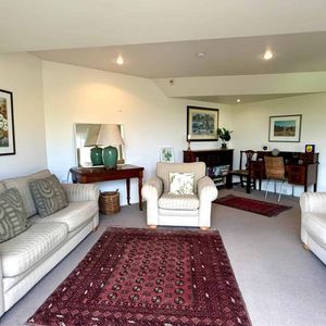 FULLY FURNISHED SPACIOUS TOWNHOUSE IN PRIME HILLTOP LOCATION! - Photo 2