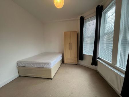 3 bedroom flat to rent - Photo 2
