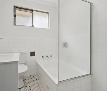 LIGHT AND AIRY 2 BEDROOM APARTMENT IN GREAT LOCATION - Photo 5