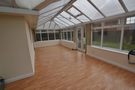 5 bedroom detached house to rent - Photo 2